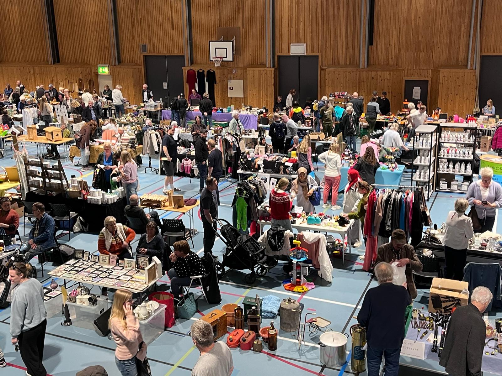 besøkende på bruktmarkedet i Vegårshei